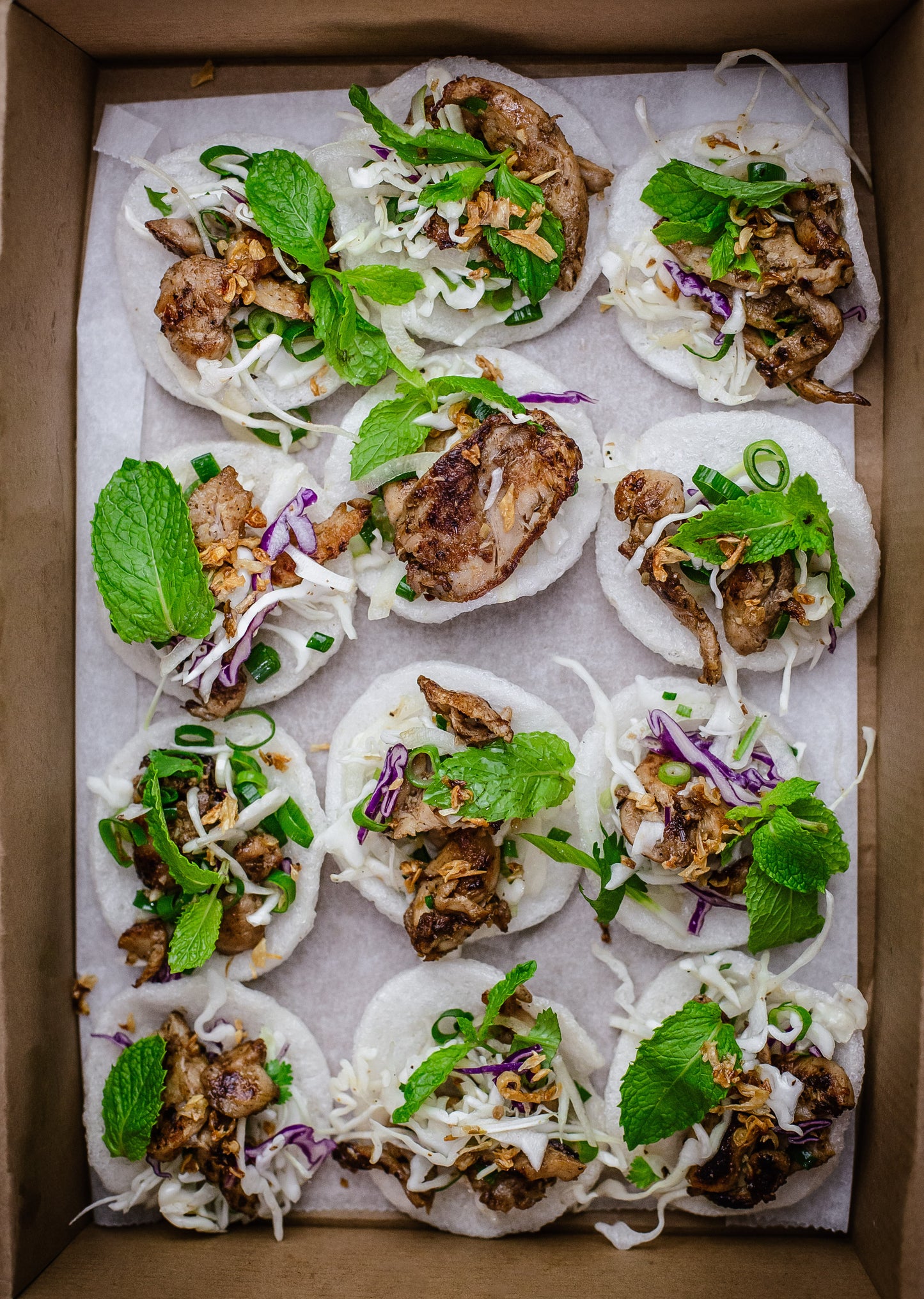 Bánh quy tôm phủ salad gà Việt Nam (Set Canape)